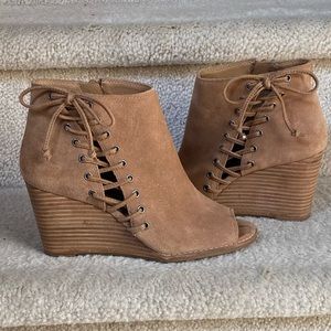 LUCKY BRAND JAEVIN SUEDE LEATHER SIDE ZIP- LACE UP PEEP TOE BOOTIE/ TAN / 7M.